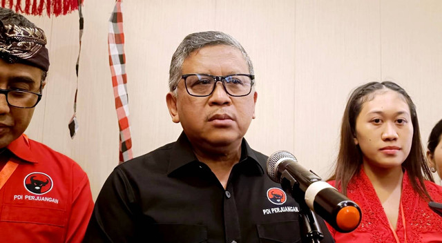 Sekjen PDIP Hasto Kristiyanto usai Rapat Pemenangan Pemilu 2024 di Hotel Prime Plaza, Kota Denpasar, Rabu (22/11/2023). Foto: Denita BR Matondang/kumparan