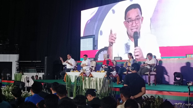Capres-cawapres Anies Baswedan dan Muhaimin Iskandar hadir di acara Diskusi & Diseminasi Mahasiswa Jatim mendebat Capres & Cawapres di DBL Arena, Surabaya pada Rabu (22/11/2023). Foto: Farusma Okta Verdian/kumparan