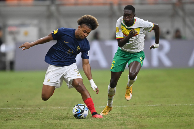 Pesepak bola Timnas Prancis Mathis Lambourde menggiring bola dengan dikawal pesepak bola Timnas Senegal Daouda Diong pada pertandingan babak 16 besar Piala Dunia U-17 2023 di Jakarta International Stadium, Jakarta, Rabu (22/11/2023). Foto: Sigid Kurniawan/Antara Foto
