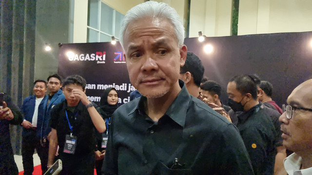 Capres Ganjar Pranowo usai menghadiri acara dialog bertajuk 'Gagas RI' dan 'Gaspol' di Airlangga Convention Centre, Universitas Airlangga, Surabaya, Rabu (22/11/2023). Foto: Farusma Okta Verdian/kumparan