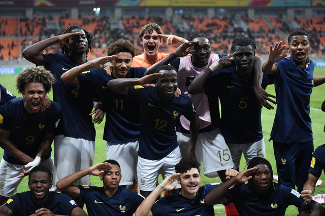Pesepak bola Timnas Prancis merayakan kemenangan atas Timnas Senegal melalui adu penalti dalam babak 16 besar Piala Dunia U-17 2023 di Jakarta International Stadium, Jakarta, Rabu (22/11/2023). Foto: Sigid Kurniawan/Antara Foto