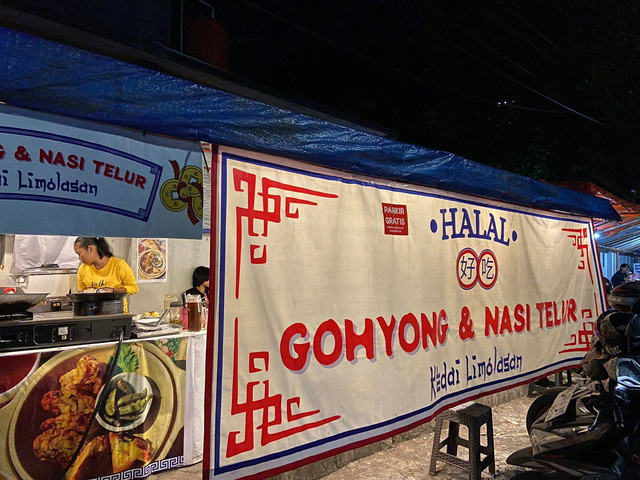 Penampakan Kedai Mie Serasi dan Kedai Limolasan dari depan dengan spanduk berdominasi warna putih, merah, dan biru sebagai ciri khas mereka (20/11/2023).