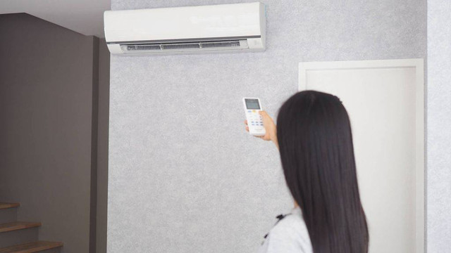 Ilustrasi memasukkan kode remote AC National. Foto: Shutter Stock