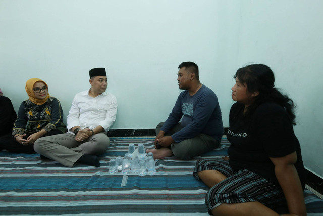 Wali Kota Surabaya Eri Cahyadi (kemeja putih) saat takziah ke rumah salah satu korban tewas kecelakaan Elf VS KA Probowangi.