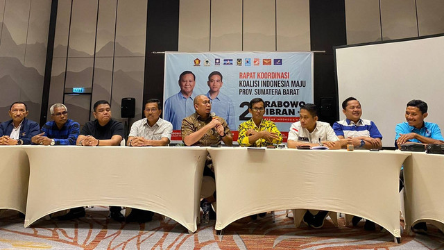 Ketua TKD Prabowo-Gibran di Sumbar, Andre Rosiade, beserta perwakilan partai politik di rapat konsolidasi perdana, Kamis (23/11/2023). Foto: Irwanda/STR/kumparan