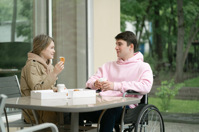 Ilustrasi Kata-Kata B.J. Habibie tentang Cinta. Foto: Pexels/SHVETS production