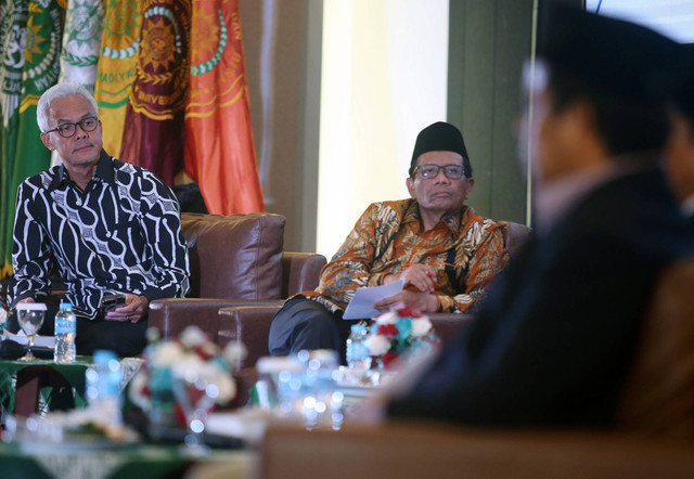 Calon Presiden Ganjar Pranowo (kiri) bersama Calon Wakil Presiden Mahfud MD (tengah) pada acara dialog terbuka bersama Muhammadiyah di Kampus Universitas Muhammadiyah Jakarta (UMJ) Ciputat, Tangerang Selatan, Kamis (23/11/2023). Foto: Muhammad Iqbal/ANTARA FOTO