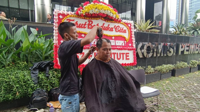 Eks penyidik KPK, Harun Al Rasyid, mengikuti aksi botakin rambut di depan Gedung Merah Putih KPK, di Jakarta, Kamis (23/11/2023). Foto: Hedi/kumparan