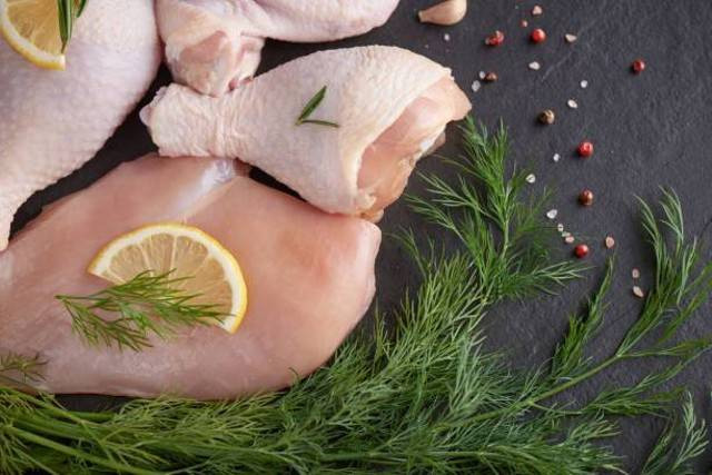 Ilustrasi daging ayam. Foto: Unsplash. 