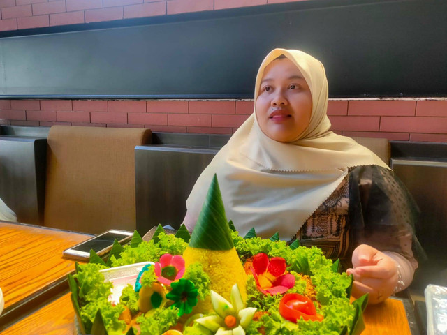 Atrica Choirun Nisa menunjukkan tumpeng kreasinya. Foto: Masruroh/Basra