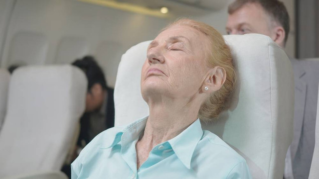 Ilustrasi nenek tidur di pesawat. Foto: Sorapop Udomsri/Shutterstock