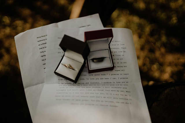 Ilustrasi prenup agreement sebelum pernikahan. Sumber foto: Unsplash