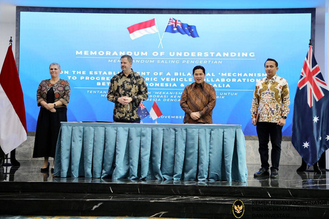 Menko Marves Ad Interim Erick Thohir dan Menteri Industri dan Ilmu Pengetahuan Australia Ed Husic melaksanakan penandatanganan Nota Kesepahaman industri kendaraan listrik. Foto: Kemenko Marves