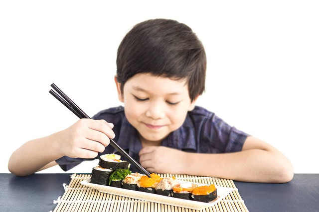 Ilustrasi anak balita makan sashimi. Foto: Pair Srinrat/Shutterstock