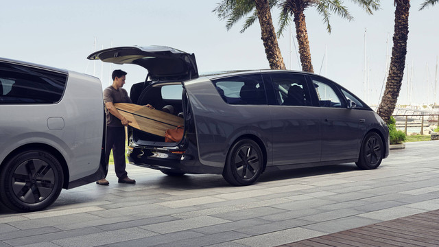 Mobil listrik Li Mega dengan wujud MPV high-tech. Foto: dok. Li Auto