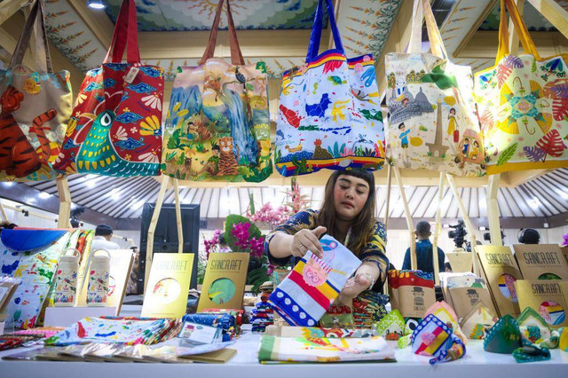 Pameran kriya dan wastra yakni “Cerita Wastra” yang dipamerkan dengan tema “Cerita Nusantara: Unveiling the Story of Indonesia Artistry”.