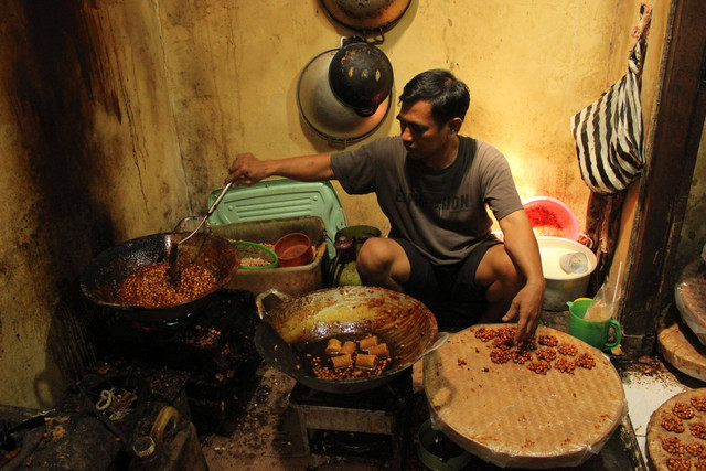 FOTO: Triyanto (45) saat sedang membuat ampyang. (Dok. Khalil Ahmad)