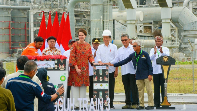 Presiden Jokowi (tengah) meresmikan Tangguh Train 3 di Lapangan Gas Tangguh, Kabupaten Teluk Bintuni, Papua Barat, Jumat (24/11/2023). Foto: Dok. Kementerian ESDM