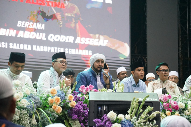 Ketum PAN Zulkifli Hasan dan Cawapres Koalisi Indonesia Maju, Gibran bersholawat bersama Habib Syech Abdul Qadir Assegaf, di Saloka Park, Semarang, Jawa Tengah, Kamis (23/11). Foto: Dok. Istimewa