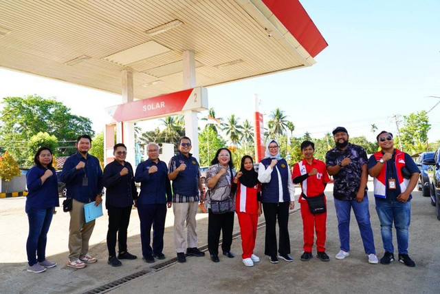 Kepala BPH Migas Erika Retnowati melakukan pemantauan penyaluran BBM bersubsidi di Kabupaten Sorong, Provinsi Papua Barat Daya, Kamis (23/11/2023) Foto: Dok. Humas BPH Migas