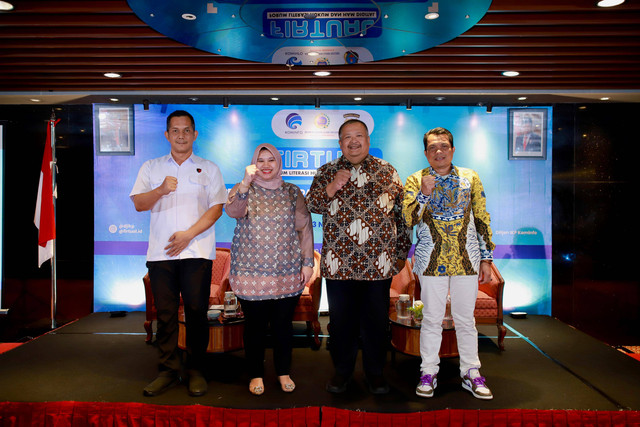 Para narasumber (dari kiri ke kanan) Wakil Direktur Reserse Kriminal Umum Polda Sumut, AKBP Alamsyah P Hasibuan; Ketua Tim Polhukam, Astrid Ramadiah Wijaya; Fungsional Diplomat Ahli Madya, Direktorat Pelindungan Warga Negara Indonesia, Kemenlu, Susapto Anggoro Broto; dan Dosen Fakultas Hukum UM Sumatera Utara, Adi Mansar pada Forum Literasi Hukum dan HAM (Firtual) dengan tema “Tindak Pidana Perdagangan Orang Melalui Online Scamming” di Medan, Sumatera Utara (23/11). Foto: Dok. Istimewa