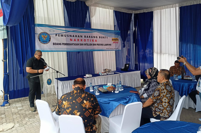 Kepala Bidang Pemberantasan BNNP Lampung, AKBP Henry Julius Pardomuan Siahaan saat memberikan keterangan dalam kegiatan pemusnahan barang bukti narkoba. | Foto : Galih Prihantoro/ Lampung Geh