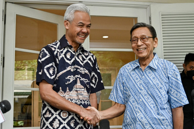 Calon Presiden Ganjar Pranowo (kiri) bersalaman dengan Wakil Presiden ke-11 RI Boediono (kanan) saat berkunjung di kediamannya di Menteng, Jakarta Pusat, Jumat (24/11/2023). Foto: Sulthony Hasanuddin/ANTARA FOTO 