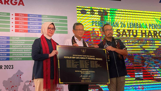 Menteri ESDM Arifin Tasrif meresmikan 26 lembaga penyalur BBM Satu Harga di wilayah Papua dan Maluku, di Terminal BBM Sorong Papua Barat Daya, Jumat (24/11/2023). Foto: Fariza Rizky Ananda/kumparan