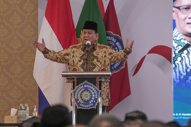 Calon Presiden nomor urut 2 Prabowo Subianto menjawab pertanyaan panelis saat menghadiri Dialog Publik di Universitas Muhammadiyah (UM) Surabaya, Jawa Timur, Jumat (24/11/2023). Foto: Moch Asim/ANTARA FOTO
