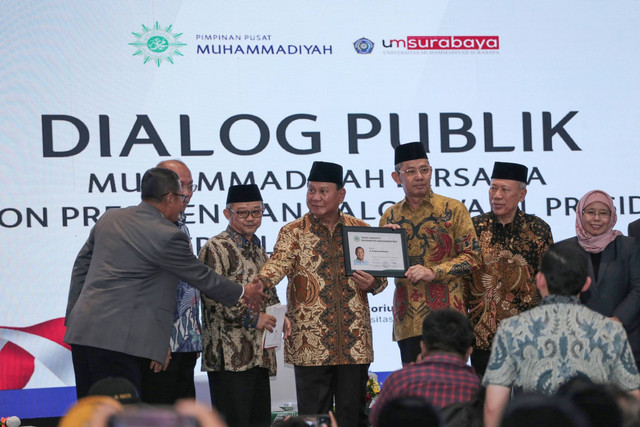 Calon Presiden nomor urut 2 Prabowo Subianto (keempat kiri) menerima Tanda Kehormatan Anggota Muhammadiyah secara simbolis dari Ketua PP Muhammadiyah Irwan Akib usai Dialog Publik di Universitas Muhammadiyah (UM) Surabaya, Jawa Timur, Jumat (24/11). Foto: Moch Asim/ANTARA FOTO