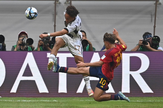 Pesepak bola Jerman Eric Da Silva Moreira (kiri) berebut bola dengan peepak bola Spanyol Juan Hernandez pada perempat final Piala Dunia U-17 2023 di Jakarta International Stadium, Jakarta, Jumat (24/11/2023). Foto: Sigid Kurniawan/ANTARA FOTO