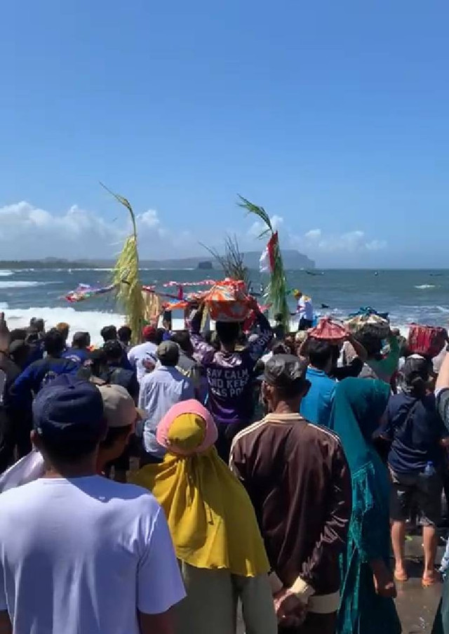 Kegiatan Larung Sesaji yang di lakukan oleh Masyarakat Pantai Lampon (Sumber Foto : Foto Pribadi)