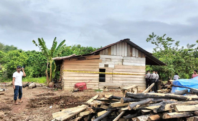 Rumah korban perampokan di Musi Rawas dipasang garis polisi. (ist)