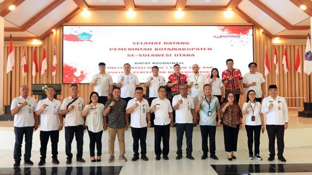 Penjabat Bupati Sitaro, Joi Eltiano B Oroh, foto bersama dengan perserta Rapat dan Evaluasi yang digelar Bappeda Provinsi Sulut di Kabupaten Sitaro.