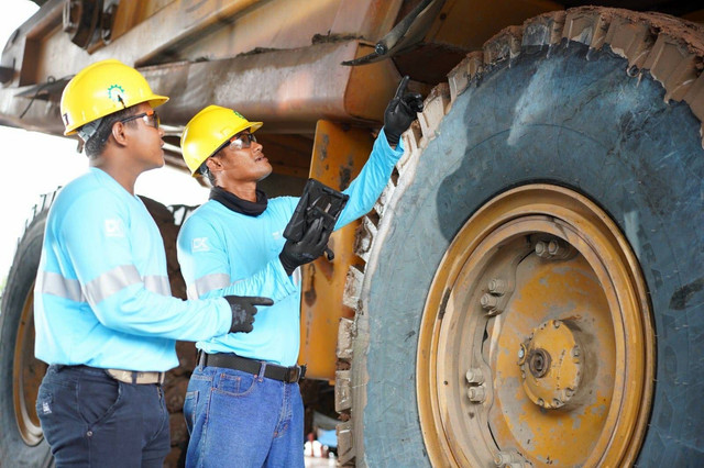 Engineer di PT Cipta Kridatama memeriksa alat berat yang menjadi tulang punggung operasional perusahaan. Foto: Istimewa