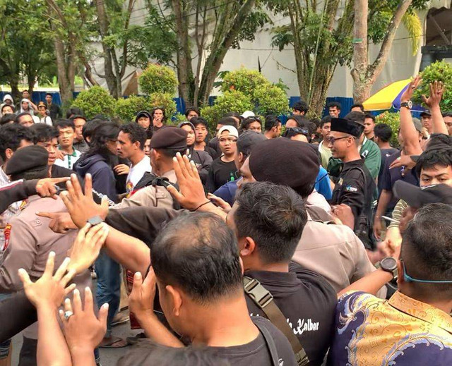 Simpatisan Kongres XXXII HMI terlibat kericuhan di depan Asrama Haji Pontianak. Foto: Dok Hi!Pontianak