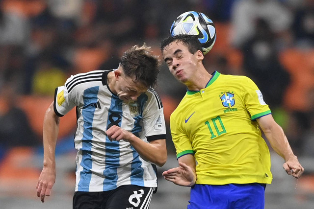 Pesepak bola Timnas Argentina Gustavo Albarracin (kiri) berebut bola dengan pesepak bola Timnas Brasil Dudu pada perempat final Piala Dunia U-17 2023 di Jakarta International Stadium, Jakarta, Jumat (24/11/2023). Foto: Sigid Kurniawan/ANTARA FOTO