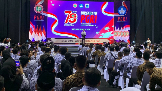 Presiden Jokowi hadiri acara Peringatan Hari Ulang Tahun ke-78 PGRI dan Hari Guru Nasional di Britama Arena, Jakarta Utara, Sabtu (25/11/2023). Foto: Luthfi Humam/kumparan
