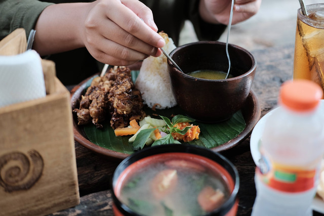Tempat makan di Soreang, foto hanya ilustrasi: Unsplash/arif ubayy