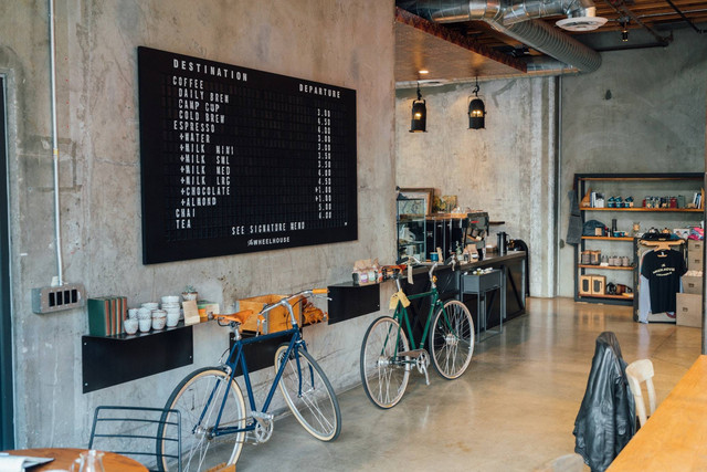 Ilustrasi cafe buka jam 7 di Jogja. Sumber: Unsplash/ Roman Bozhko. 