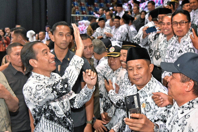 Presiden Jokowi hadiri peringatan HUT ke-78 Persatuan Guru Republik Indonesia (PGRI) dan Hari Guru Nasional Tahun 2023 di Britama Arena, Kelapa Gading, Jakarta Utara, Sabtu (25/11/2023). Foto: Vico/Biro Pers Sekretariat Presiden