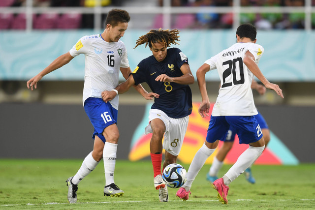 Pemain Timnas Prancis Saimon Bouabre berusaha melewati pemain Timnas Uzbekistan Mukhammedali Reimov dan Dilshod Abdullaev pada pertandingan perempat final Piala Dunia U-17 2023 di Stadion Manahan, Solo, Jawa Tengah, Sabtu (25/11/2023). Foto: Mohammad Ayudha/ANTARA FOTO