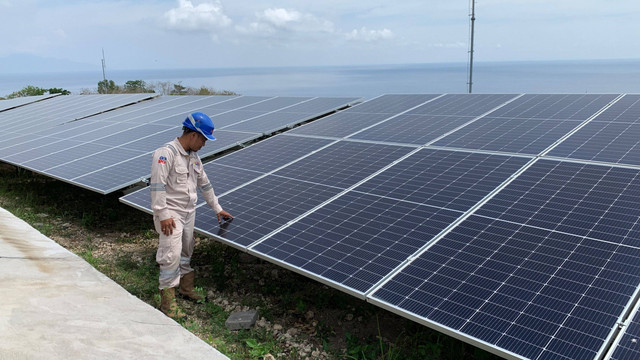 Suasana di Pembangkit Listrik Tenaga Surya (PLTS) Hybrid Nusa Penida. Foto: Raga Imam/kumparan