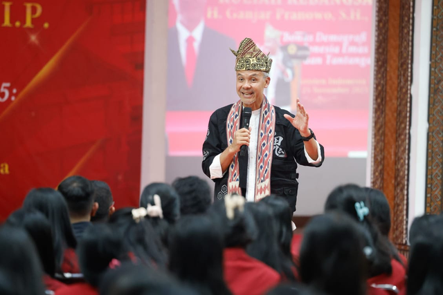 Capres Ganjar Prabowo saat menjadi pembicara dalam acara Bonus Demografi Menuju Indonesia Emas 2045 di Universitas Kristen Indonesia (UKI) Toraja, Kecamatan Makale, Kabupaten Tana Toraja, Sulawesi Selatan, Sabtu (25/11/2023). Foto: Dok. Istimewa