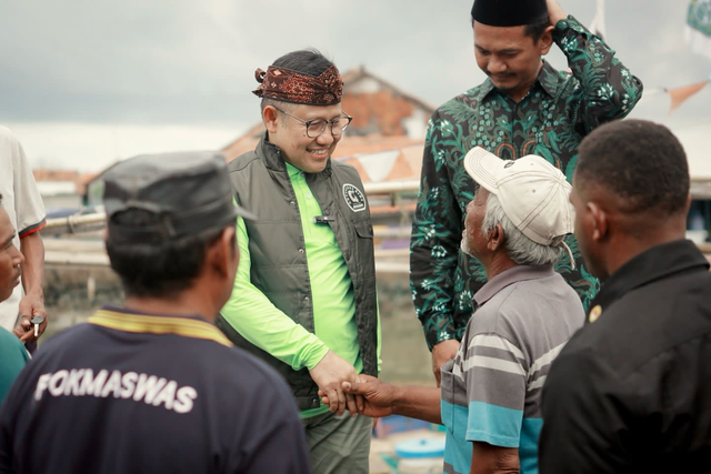 Cawapres Muhaimin Iskandar mengunjungi nelayan di Desa Mayangan, Kecamatan Legon Kulon, Kabupaten Subang, Jawa Barat, Sabtu (25/11/2023). Foto: Dok. Istimewa