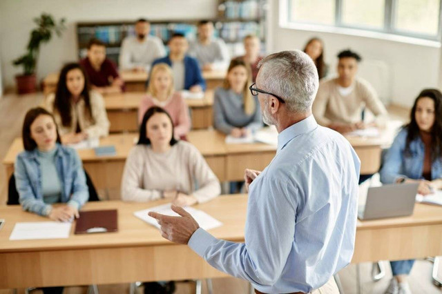Ilustrasi dosen sedang mengajar di kelas. Sumber: https://www.istockphoto.com