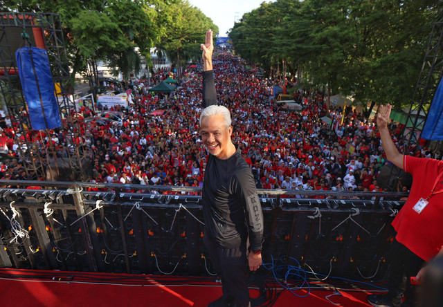 Capres nomor urut 3, Ganjar Pranowo, menyapa warga Kota Makassar yang hadir dalam jalan sehat. Foto: kumparan
