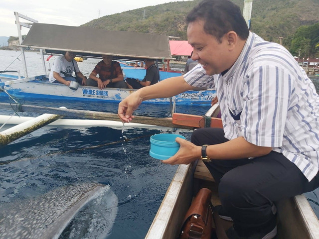 Saat berada di Pangkalan IV Wisata Hiu Paus di Desa Wisata Botubarani, Kecamatan Kabilo Bone, Kabupaten Bone Bolango, Gorontalo. Foto: Hendra J Kede