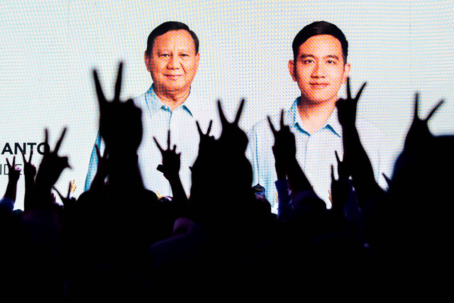 Sejumlah relawan mengacungkan dua jari saat Konsolidasi TKD Prabowo-Gibran Provinsi Jawa Barat di The House Convention Hall, Bandung, Jawa Barat, Sabtu (25/11/2023). Foto: M Agung Rajasa/Antara Foto