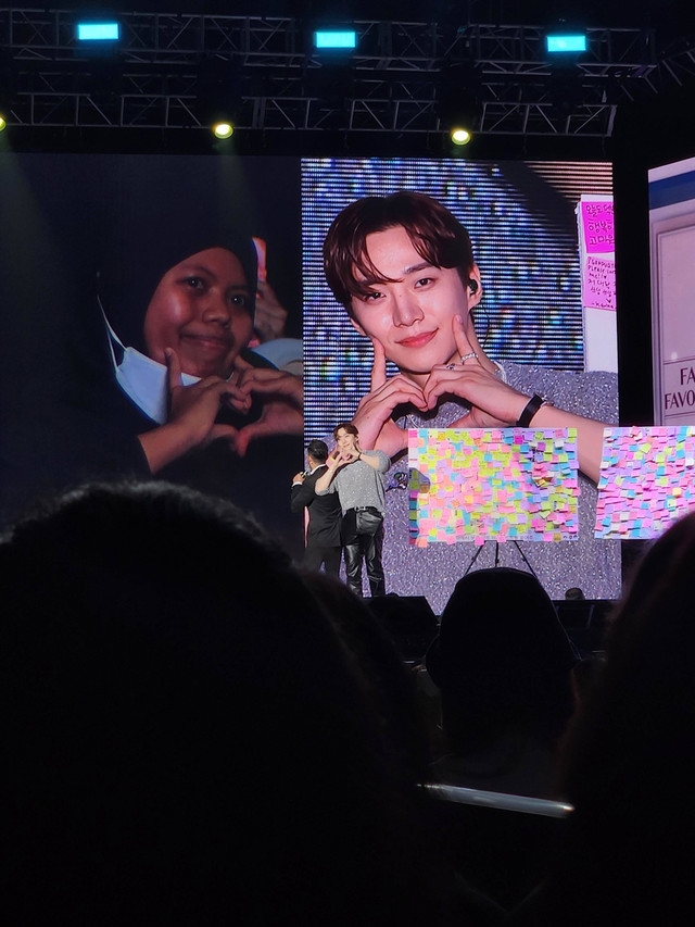 Penyanyi sekaligus aktor Korea Selatan Lee Junho saat menggelar fan meeting bertajuk 'Junho The Moment' di ICE BSD, Sabtu (25/11/2023). Foto: Nurlaela/kumparan